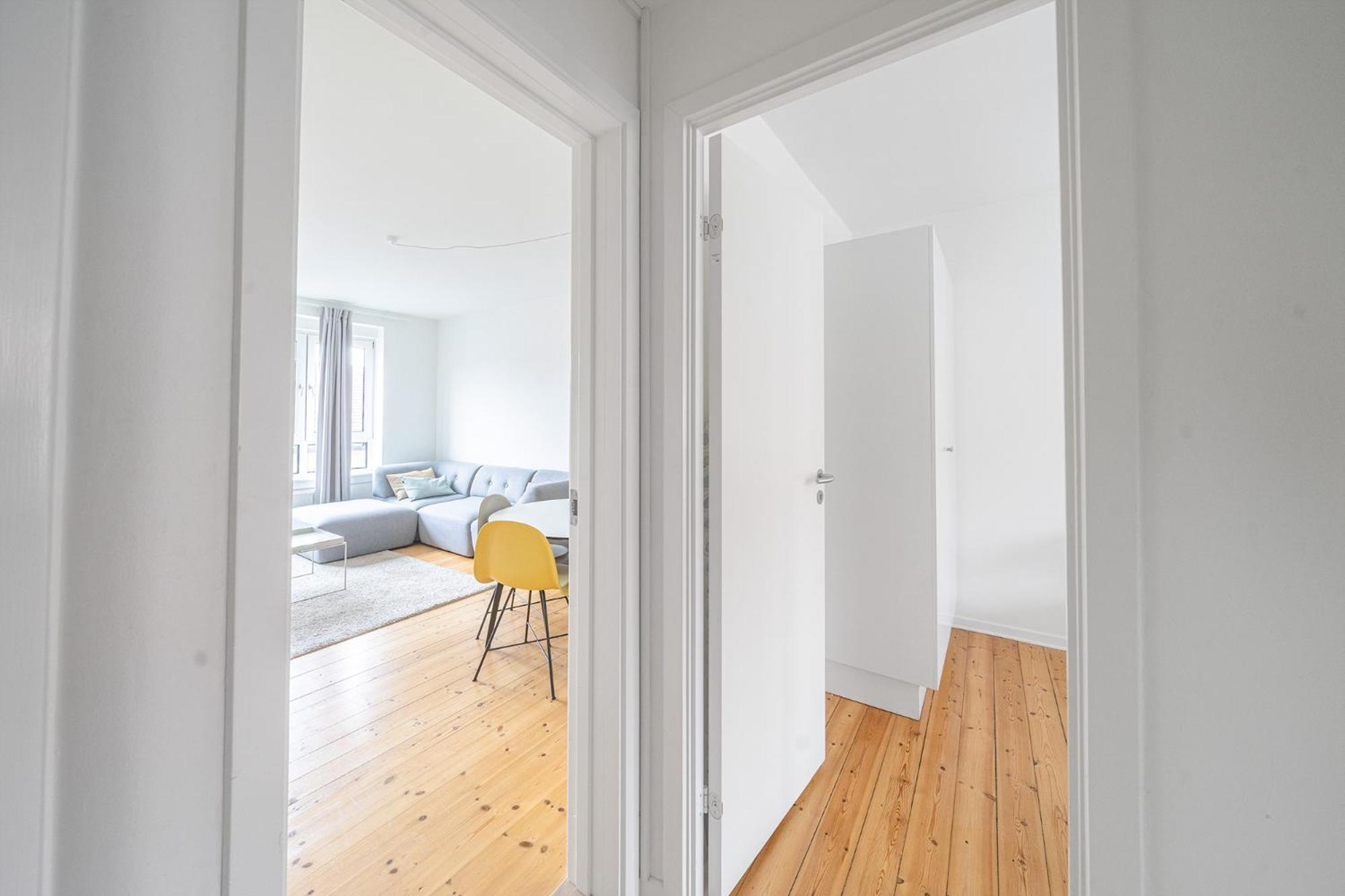 Refurbished 2-bed Close To Metro And Airport Lejlighed *